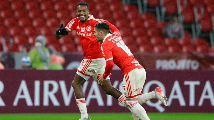 Edenilson anotou os dois gols da vitória gaúcha Edenilson anotou os dois gols da vitória gaúcha