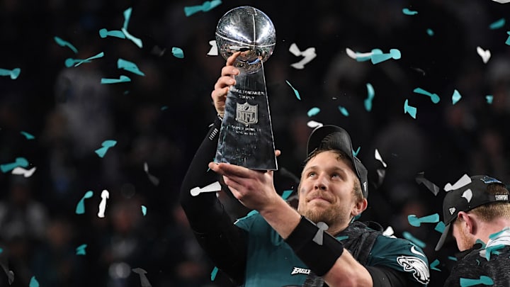 Nick Foles levantando el trofeo del Super Bowl de 2018, que ganaron los Philadelphia Eagles 