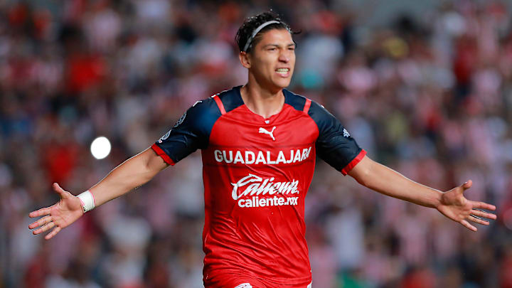 El Atlético San Luis alza la mano para llevarse al delantero Ángel Zaldivar de las Chivas.