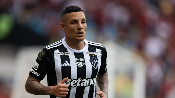 Guilherme Arana sofreu entorse no tornozelo