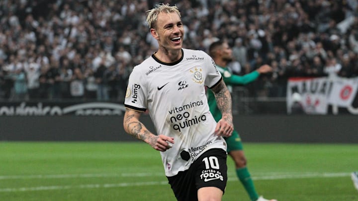 Róger Guedes marcou um golaço na noite deste sábado