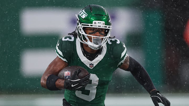 New York Jets wide receiver John Metchie III (3) carries the ball during the second half against the Cleveland Browns at MetLife Stadium. 