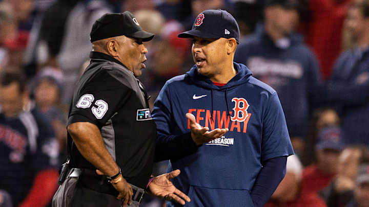 Laz Díaz recibió críticas del manager Alex Cora durante el juego del martes en Boston 