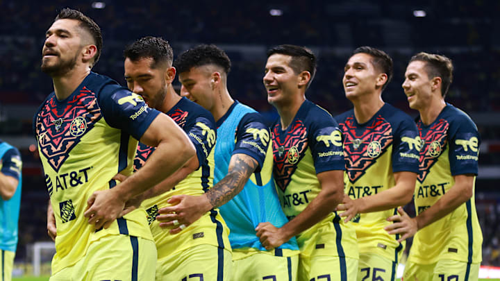 Jugadores del América celebran un gol.