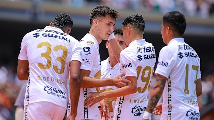 Jugadores de los Pumas UNAM celebran un gol.
