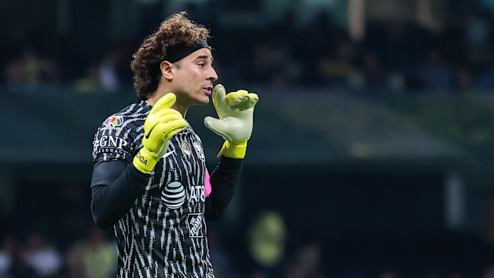 Guillermo Ochoa entre la espada y la pared 