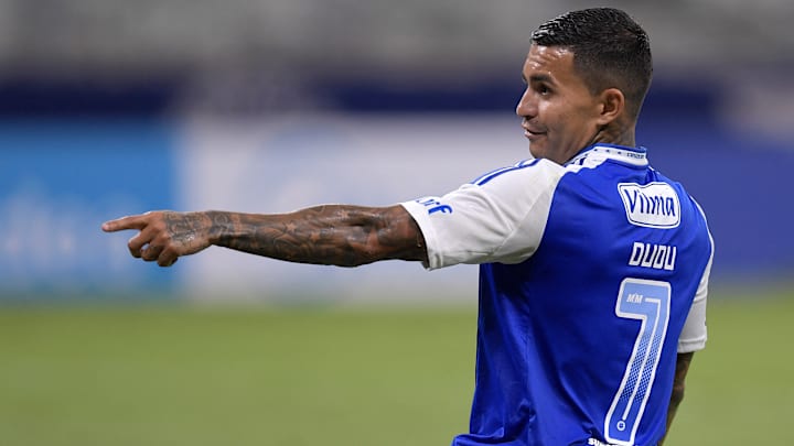 Atacante deve ir a campo neste domingo