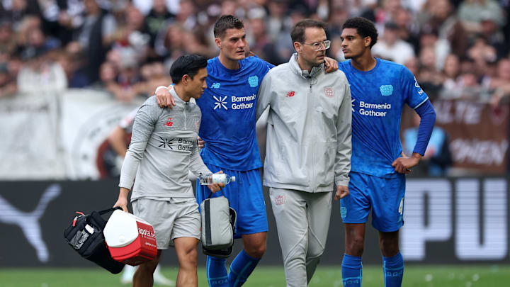 Patrik Schick muss verletzt von Feld gebracht werden