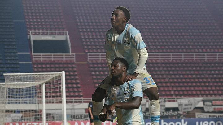 Mec e Amuzu mostraram entrosamento contra o Riestra