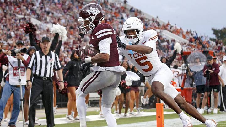 Bears draft pick Malik Muhammad closes on wide receiver Brenen Thompson.