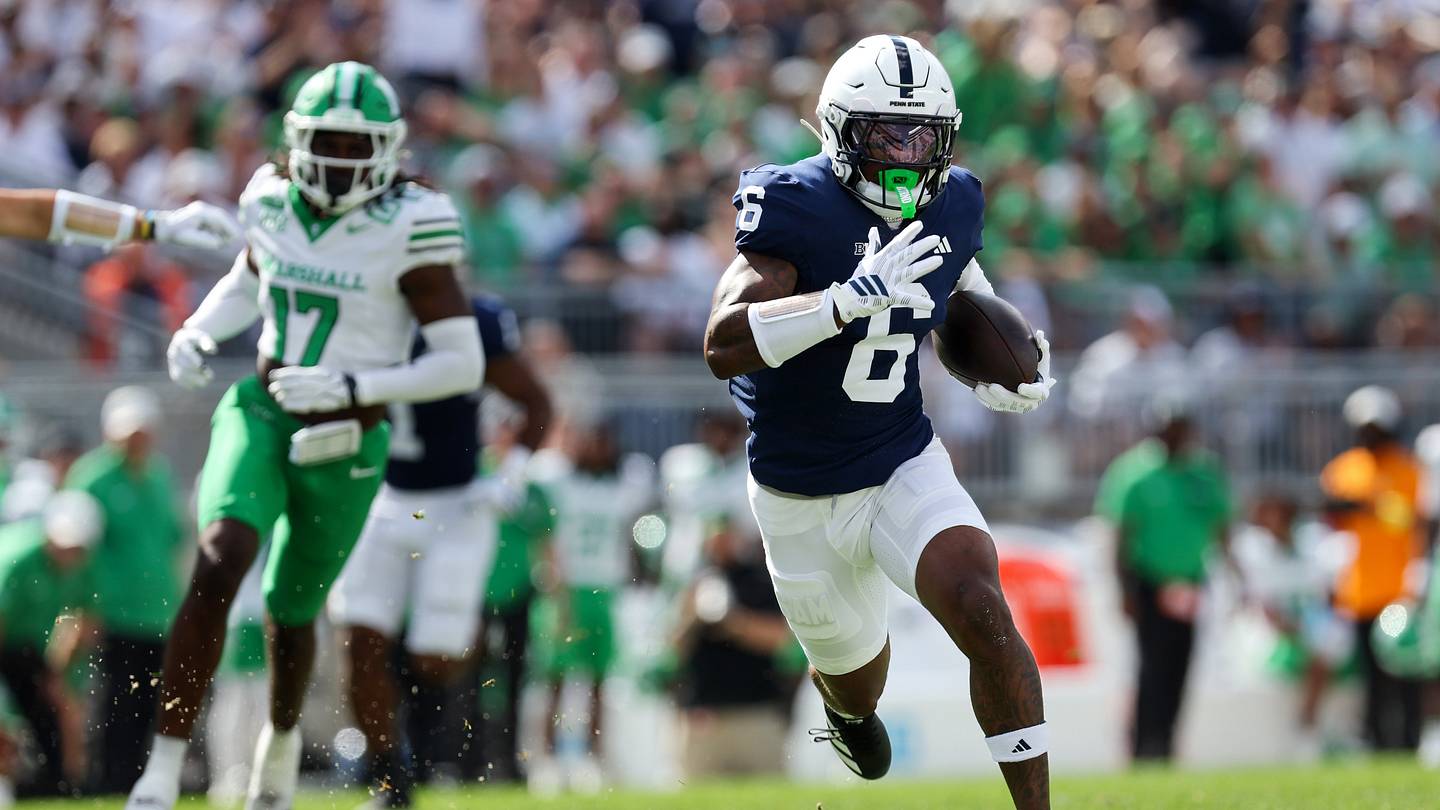 Koby Howard, ricevitore di Penn State, si prepara all'alba per allenamenti, con la musica rock in sottofondo, mentre si allena con i compagni di squadra