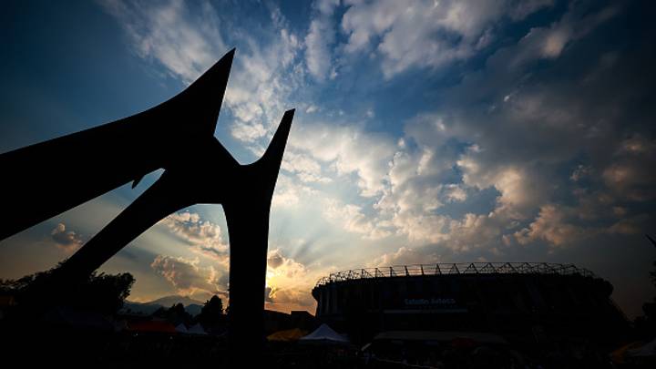 El estadio Azteca está a un año de albergar su tercera inauguración de una Copa del Mundo. Es el teatro de lo inesperado...el templo del futbol.