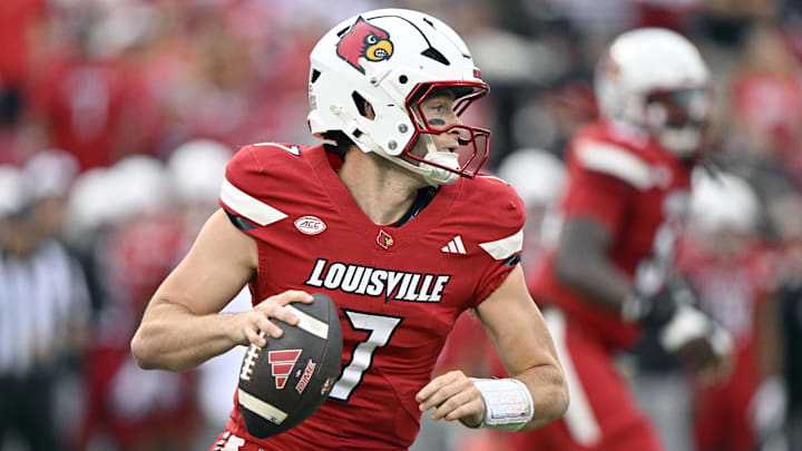 Sep 5, 2025; Louisville, Kentucky, USA; Louisville Cardinals quarterback Miller Moss (7) looks to pass against the James Madison Dukes during the first quarter at L&N Federal Credit Union Stadium. Mandatory Credit: Jamie Rhodes-Imagn Images Sep 5, 2025; Louisville, Kentucky, USA; Louisville Cardinals quarterback Miller Moss (7) looks to pass against the James Madison Dukes during the first quarter at L&N Federal Credit Union Stadium. Mandatory Credit: Jamie Rhodes-Imagn Images