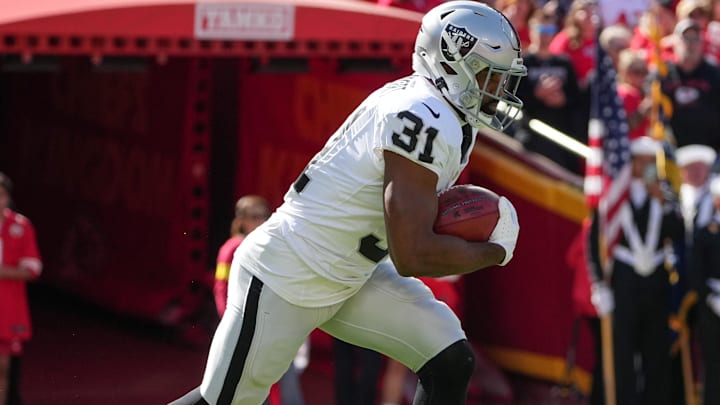 Oct 19, 2025; Kansas City, Missouri, USA; Las Vegas Raiders running back Raheem Mostert (31) returns the kickoff against the Kansas City Chiefs during the first quarter of the game at GEHA Field at Arrowhead Stadium. Mandatory Credit: Denny Medley-Imagn Images Oct 19, 2025; Kansas City, Missouri, USA; Las Vegas Raiders running back Raheem Mostert (31) returns the kickoff against the Kansas City Chiefs during the first quarter of the game at GEHA Field at Arrowhead Stadium. Mandatory Credit: Denny Medley-Imagn Images