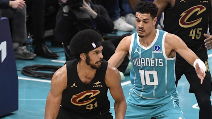 Jan 21, 2026; Charlotte, North Carolina, USA;  Cleveland Cavaliers center Jarrett Allen (31) looks to drive past Charlotte Hornets guard Josh Green (10) during the first half at the Spectrum Center. Mandatory Credit: Sam Sharpe-Imagn Images