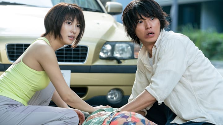 (L to R) Tao Tsuchiya as Usagi, Kento Yamazaki as Arisu in Alice in Borderland Season 2
