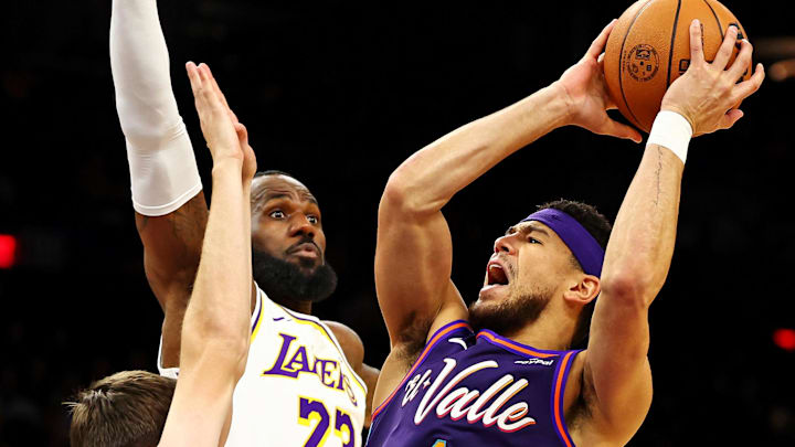 Feb 25, 2024; Phoenix, Arizona, USA; Phoenix Suns guard Devin Booker (1) shoots the ball against Los Feb 25, 2024; Phoenix, Arizona, USA; Phoenix Suns guard Devin Booker (1) shoots the ball against Los