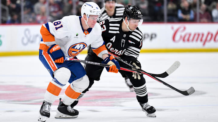 New York Islanders left wing Ondrej Palat (81) and New Jersey Devils left wing Jesper Bratt (63): John Jones-Imagn Images