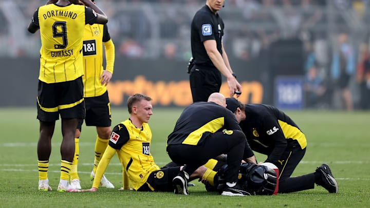 Maximilian Beier vom BVB verletzt am Boden