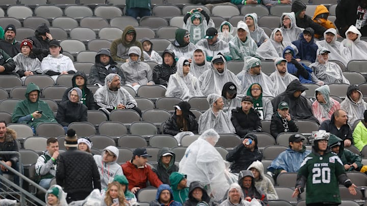 Jets fans in the rain