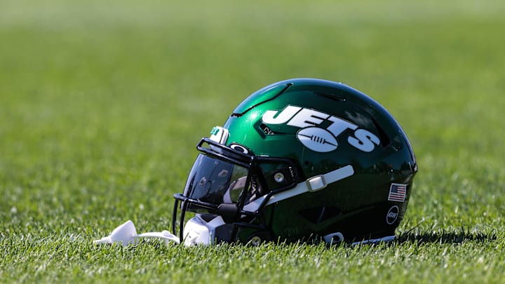 Jul 31, 2021; Florham Park, NJ, USA; A general view of a New York Jets helmet on the field during training camp at Atlantic Health Jets Training Center. Mandatory Credit: Vincent Carchietta-Imagn Images Jul 31, 2021; Florham Park, NJ, USA; A general view of a New York Jets helmet on the field during training camp at Atlantic Health Jets Training Center. Mandatory Credit: Vincent Carchietta-Imagn Images