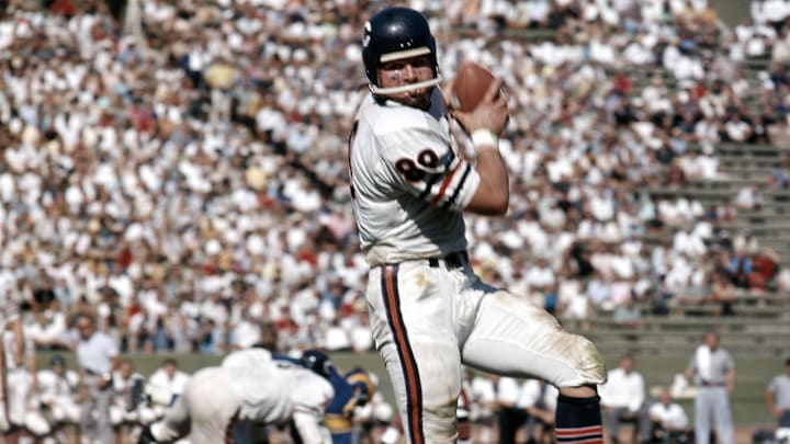 Mike Ditka hauls in a pass at Los Angeles Coliseum against the Rams.