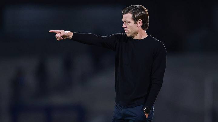 Esteban Solari, director técnico de Pumas, da instrucciones al equipo durante el partido de la jornada 14 del torneo Apertura 2026