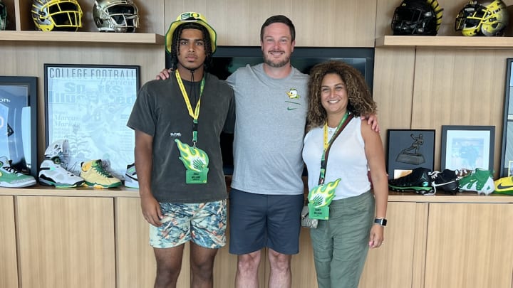 Jonas Williams and his mom pose with Dan Lanning