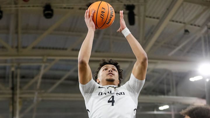 Oakland forward Trey Townsend (4) makes a jump shot against Purdue Fort Wayne. 
