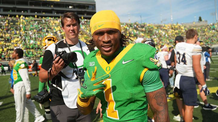 Oregon Ducks receiver Dakorien Moore against Montana State