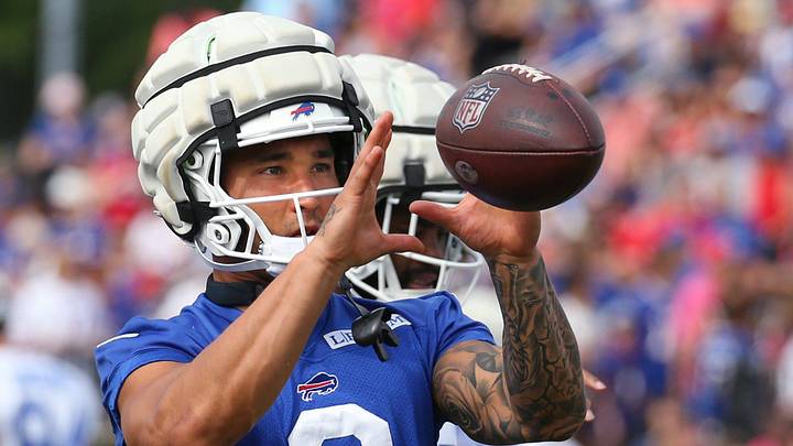 Bills defensive back Taylor Rapp pulls in a throw as he warms up. Bills defensive back Taylor Rapp pulls in a throw as he warms up.