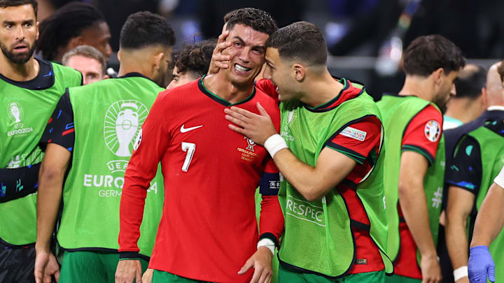 Cristiano Ronaldo es consolado por sus compañeros de Portugal, tras fallar en el penalti frente a Eslovenia