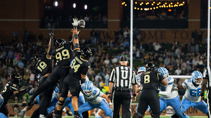 Mateen Ibirogba jumps up to block field goal attempt from North Carolina 
