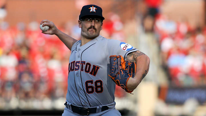 Houston Astros pitcher J.P. throwing a pitch in Busch Stadium against the St. Louis Cardinals. 