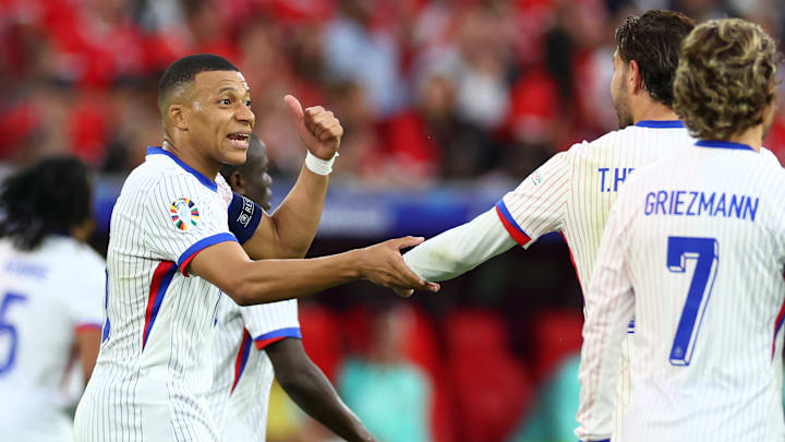 L'équipe de France mène à la pause sur le score de 1 but à 0. 