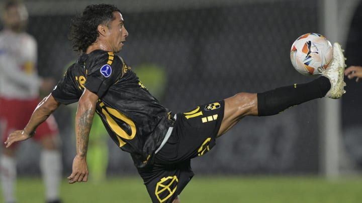 León contará desde ahora con los servicios del mediocentro chileno-argentino Luciano Cabral, ex Coquimbo Unido, que hace un tiempo era catalogado como una joya.