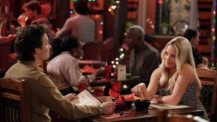 “Secrets, Lies and a Chunk of Change” – Georgie digs into Mandy’s past when he discovers she’s been hiding thousands of dollars of debt. Meanwhile, Mandy tries to right her wrongs by going back to work, on GEORGIE & MANDY’S FIRST MARRIAGE, Thursday, Oct. 31 (8:00-8:31 PM, ET/PT) on the CBS Television Network, and streaming on Paramount+ (live and on-demand for Paramount+ with SHOWTIME subscribers, or on-demand for Paramount+ Essential subscribers the day after the episode airs)*. Pictured