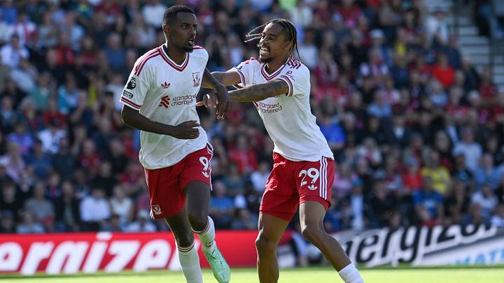 Alexander Isak (l.) reist frühzeitig nach Liverpool zurück. Alexander Isak (l.) reist frühzeitig nach Liverpool zurück.
