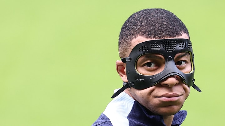Nouveau masque de protection pour Kylian Mbappé 