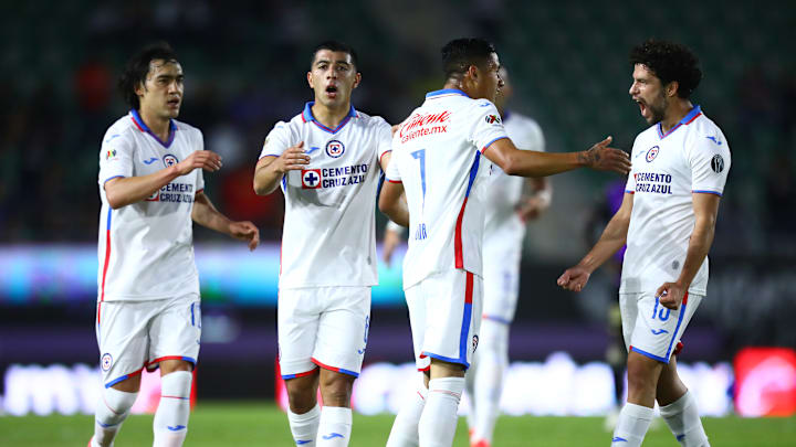 Jugadores de Cruz Azul en un partido.