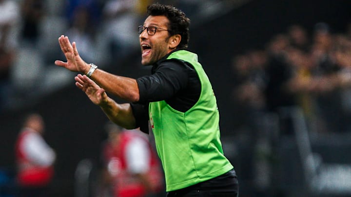 Alberto Valentim tem grandes desafios pela frente.