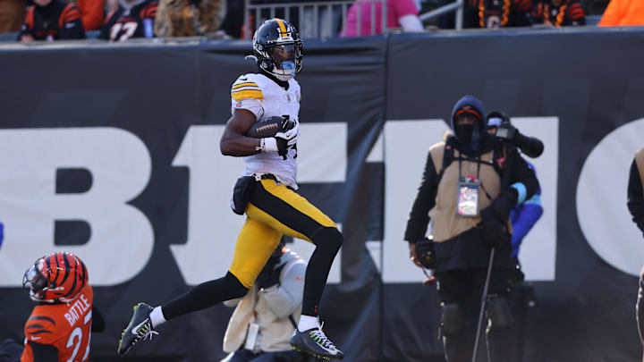 Pittsburgh Steelers wide receiver George Pickens scores a touchdown against the Cincinnati Bengals.