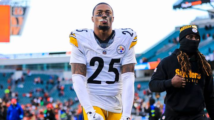 Dec 1, 2024; Cincinnati, Ohio, USA; Pittsburgh Steelers safety DeShon Elliott (25) runs off the field after the victory over the Cincinnati Bengals at Paycor Stadium. Mandatory Credit: Katie Stratman-Imagn Images Dec 1, 2024; Cincinnati, Ohio, USA; Pittsburgh Steelers safety DeShon Elliott (25) runs off the field after the victory over the Cincinnati Bengals at Paycor Stadium. Mandatory Credit: Katie Stratman-Imagn Images