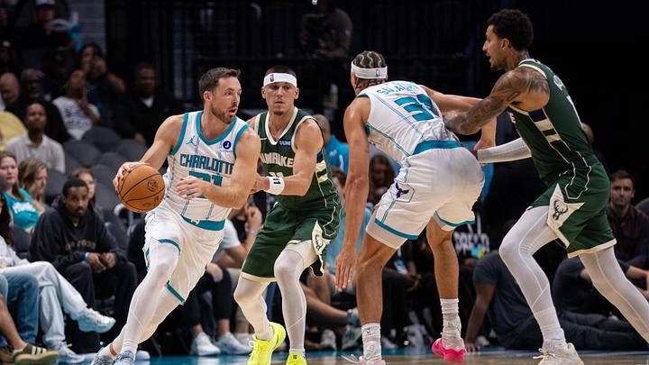 Charlotte Hornets guard Pat Connaughton (21) uses the screen from forward Tidjane Salaun Charlotte Hornets guard Pat Connaughton (21) uses the screen from forward Tidjane Salaun