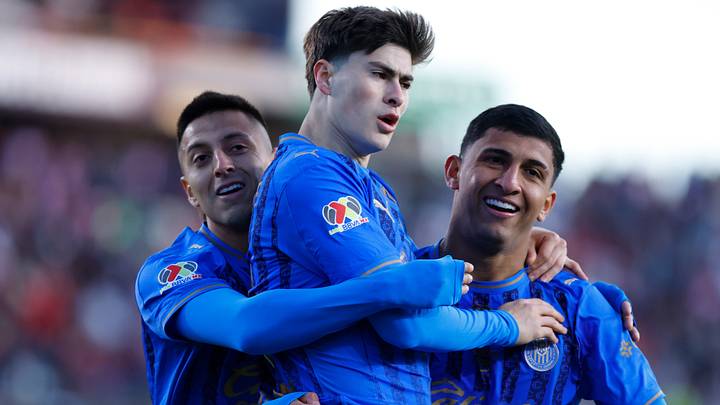 Roberto Alvarado, Armando González y Bryan González festejan un tanto en el Clausura 2026