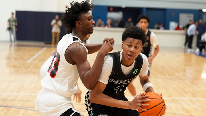 Team Durant’s Babatunde Oladotun (4) drives to the basket during a game at Nike EYBL at the Memphis Sports & Events Center on Saturday, May 17, 2025.