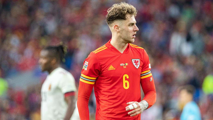 Joe Rodon contre la Belgique lors de la Ligue des Nations.