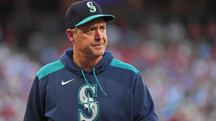 Aug 19, 2025; Philadelphia, Pennsylvania, USA;  Seattle Mariners manager Dan Wilson (6) walks to the dugout against the Philadelphia Phillies at Citizens Bank Park. Mandatory Credit: Eric Hartline-Imagn Images