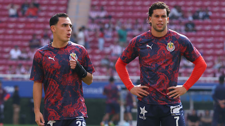 Hugo Camberos y Cade Cowell previo a un encuentro de Liga