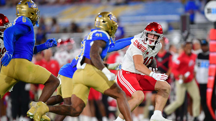 Aug 30, 2025; Pasadena, California, USA; Utah Utes tight end Hunter Andrews (10) runs the ball against the UCLA Bruins during the second half at Rose Bowl. Mandatory Credit: Gary A. Vasquez-Imagn Images